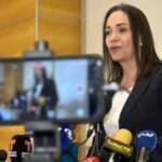 La líder opositora María Corina Machado denunció que no puede inscribir su candidatura presidencial por medio de MUD y UNT