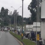 El cadáver de un joven venezolano fue encontrado este viernes dentro de un vehículo en una autopista que comunica a las ciudades de Medellín y Bogotá.