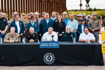 Las preocupantes declaraciones del gobernador de Texas que ponen en peligro la vida de los migrantes ilegales