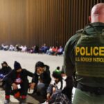 La Corte Suprema de Justicia dio luz verde, este martes 19 de marzo, a la ley impulsada en Texas que permite arrestar y deportar a migrantes.  