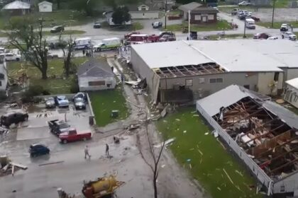 Realmente abrumadoras son las imágenes de un dron que muestran los destrozos, tras el paso de potente tornado en Iowa (EEUU).