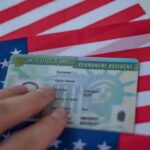 ¿Cuáles de tus familiares se pueden beneficiarte de tu Green Card y vivir en los Estados Unidos? Es una pregunta que hacen de este documento.  