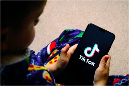 El gobernador de Utah, Spencer Cox, y el fiscal general, Sean Reyes, anunciaron nueva demanda contra plataforma TikTok explotación infantil.  