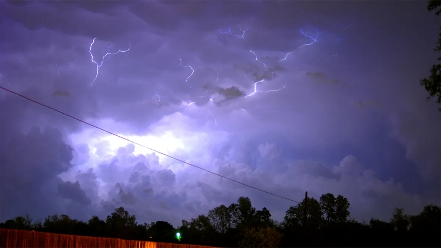 Varias tormentas severas, acompañadas de tornados, azotaron los estados de Iowa, Illinois e Indiana, causando al menos un muerto...