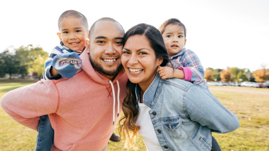 ¿Cómo se puede obtener la ciudadanía estadounidense a través del programa "Keeping Families Together"? Lo que debes tomar en cuenta, es que el primer paso para iniciar el proceso de regularización migratoria es consultar con un abogado en esta materia.  