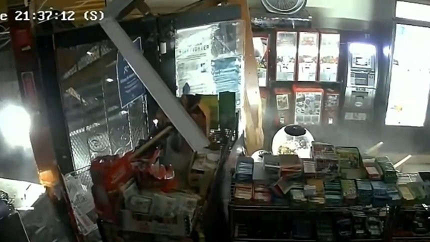 En un impactante incidente ocurrido en San Francisco (EEUU), un grupo de ladrones estrelló un camión contra una tienda de conveniencia con el objetivo de robar boletos de lotería.  