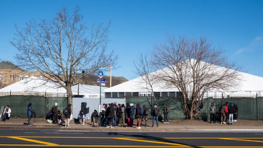 La reciente captura de una pareja de migrantes cubanos en un refugio de Queens ha generado gran revuelo, no tanto por el arresto sino por lo inverosímil de la historia.  